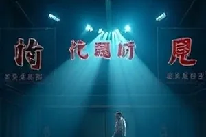 《灯塔之下》海岸灯塔在暮色中的剪影