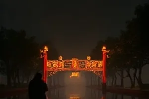 《静默证词》法庭空镜头与木质被告席