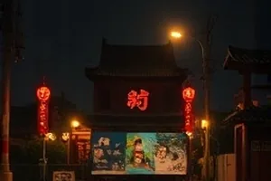 《寒流来临前》窗外结霜的民居窗台